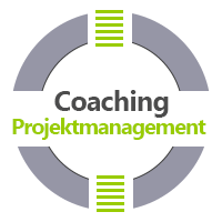 Coaching Aschaffenburg - das Bild besteht aus einem weißen und grauen Kreis, der graue Kreis wird horizontal durch einen weißen Balken durchbrochen. In diesem Symbol steht der Text Dipl.-Psych. Jürgen Junker Coaching Projektmanagement